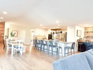 Group House Sleeps 26 THE ATTIC - 2 Miles to Cedar Point - Bellevue