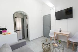 Pure and Simple Santorini