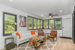 Black Cabin Getaway in Woods I Valpo - 波蒂奇