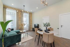 FREE PARKING Old Town Central Station Apart with Balcony