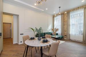 FREE PARKING Old Town Central Station Apart with Balcony