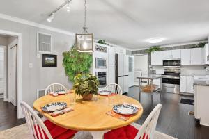 Greensboro Golf Getaway - 9 Mi to Downtown!