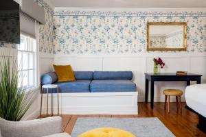 Deluxe Queen Room room in Martin Hill Inn Bed & Breakfast