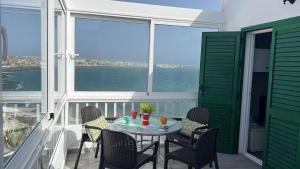 Superior Apartment room in Coral Bay apartamento frente a la playa