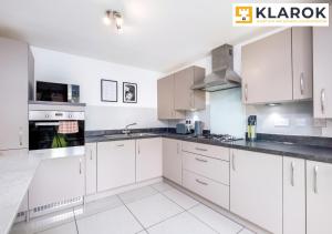 Four Bedroom Semi Detached House By Klarok Accommodation Peterborough With Free Parking & Garden