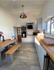 Near Woodbridge The Annexe Eyke Fantastic views with Dog secure Garden and Paddock