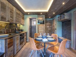 Appartement skis aux pieds avec parking et wifi au cœur de Val-d’Isère - FR-1-694-317