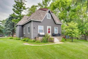 Charming Eagle Grove Farmhouse with Patio!