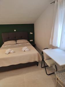 Small studio for 2 with free parking