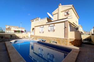 6BR Family Villa with Pool in Gran Alacant