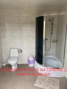 Domki letniskowe kempingowe wspólne łazienki na posesji