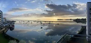 Corinthian Quay Apartment - 邓弗姆林