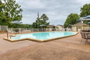 Lake Views and Pool Access Condo in Osage Beach!