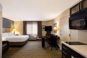 Queen Studio Suite with Roll-In Shower - Mobility Accessible room in Sonesta Simply Suites St Louis Earth City