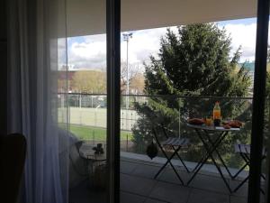 Spacieux, lumineux, équipé - balcon & parking