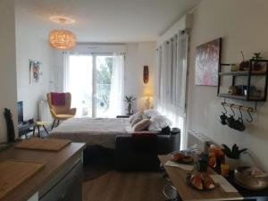 Spacieux, lumineux, équipé - balcon & parking