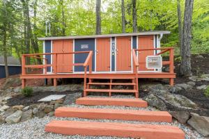 Adorable Cottage with stunning Lake Views