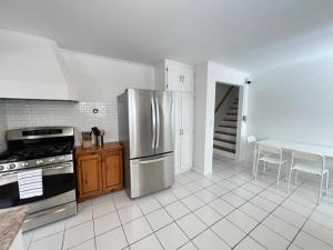 Letitia Heights !E Spacious and Quiet Private Bedroom with Private Bathroom
