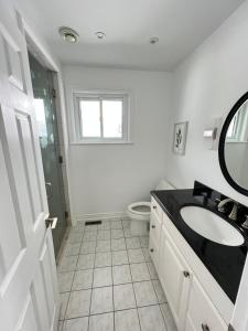 Letitia Heights !E Spacious and Quiet Private Bedroom with Private Bathroom