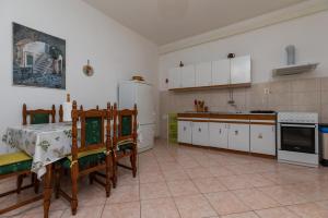 Apartments by the sea Sumpetar, Omis - 949