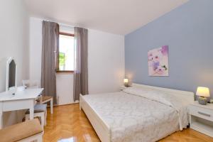 Two-Bedroom Apartment with Terrace and Sea View room in Apartments with a parking space Mali Losinj (Losinj) - 7879