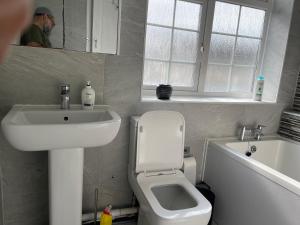 Luxurious Detached Holiday House Free Parking near Airport Town Centre Railway Station