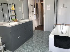 B&B / Chambres d'hotes Chez Franck et Sandra , plein centre ville, 1 er etage : photos des chambres