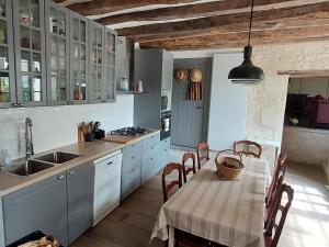 Maisons de vacances Gite de charme avec jardin au coeur des chateaux, WiFi, parking inclus - FR-1-381-543 : photos des chambres