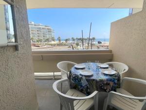 Appartement 2 pièces avec piscine proche commerces - FR-1-748-4