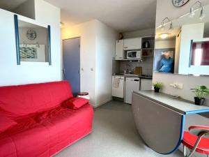 Appartement avec Piscine et Terrasse Proche Commerces - FR-1-748-15