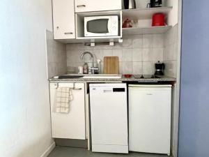 Appartement avec Piscine et Terrasse Proche Commerces - FR-1-748-15
