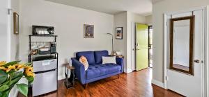 Studio Mins to LAX , Venice Beach & Sony Studios CC B