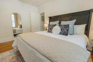 Historic Revival King Bed Midtown Memphis 70 Fast WiFi Free Parking Yes Pets