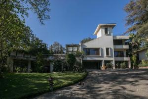 StayVistas Shiraz Villa -fitness meets fun with a gym and pool table