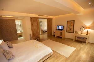Executive Suite with Panoramic Sea View