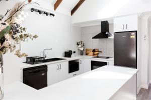 Salt & Pepper; Beautiful Town House in Margs!