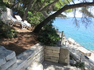 Villa V, 4-star 2-floor 1-apartment seaside property with great outdoors