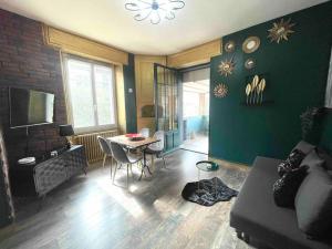 Appartements Spacieux logement avec parking : photos des chambres