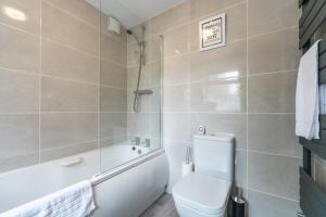 3 bedroom Shalom Sleeps 5 - Ideally Located in Hull- 2 Mins walk to Vibrant Newland Ave