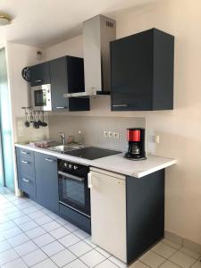 Anselme, F2 duplex avec cour commune et proche de la mer ,2