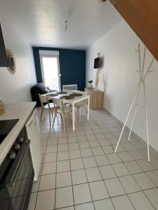 Appartements Anselme, F2 duplex avec cour commune et proche de la mer ,2 : photos des chambres