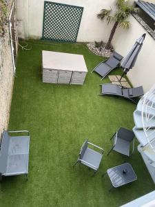 Anselme, F2 duplex avec cour commune et proche de la mer ,2