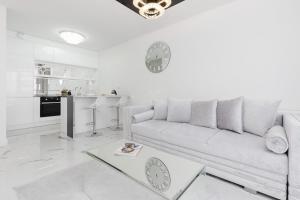 Elegant Apartments with Balcony & Parking Warsaw by Noclegi Renters