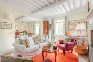 Villa Birdsong, among the Woods in Camaiore