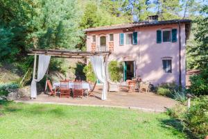 Villa Birdsong, among the Woods in Camaiore