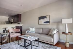 Woodland Hills 1BR w pool gym nr Warner center LAX-893