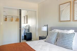 Woodland Hills 1BR w pool gym nr Warner center LAX-893