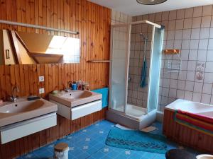Single bed with a large desk