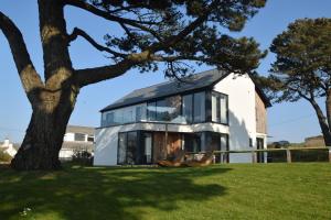 Flat 1 High Tide House, Mortehoe - beautifully designed ground floor flat with sea views and garden