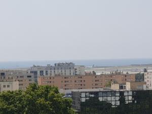 Private room near airport 5 min train 3 min and tram on site, beach 7 min, 2 showers and 2 toilets , Chambres privatives proche aéroport 5 min train 3 min et tramway sur place, plage 7 min, 2 douches et 2 wc